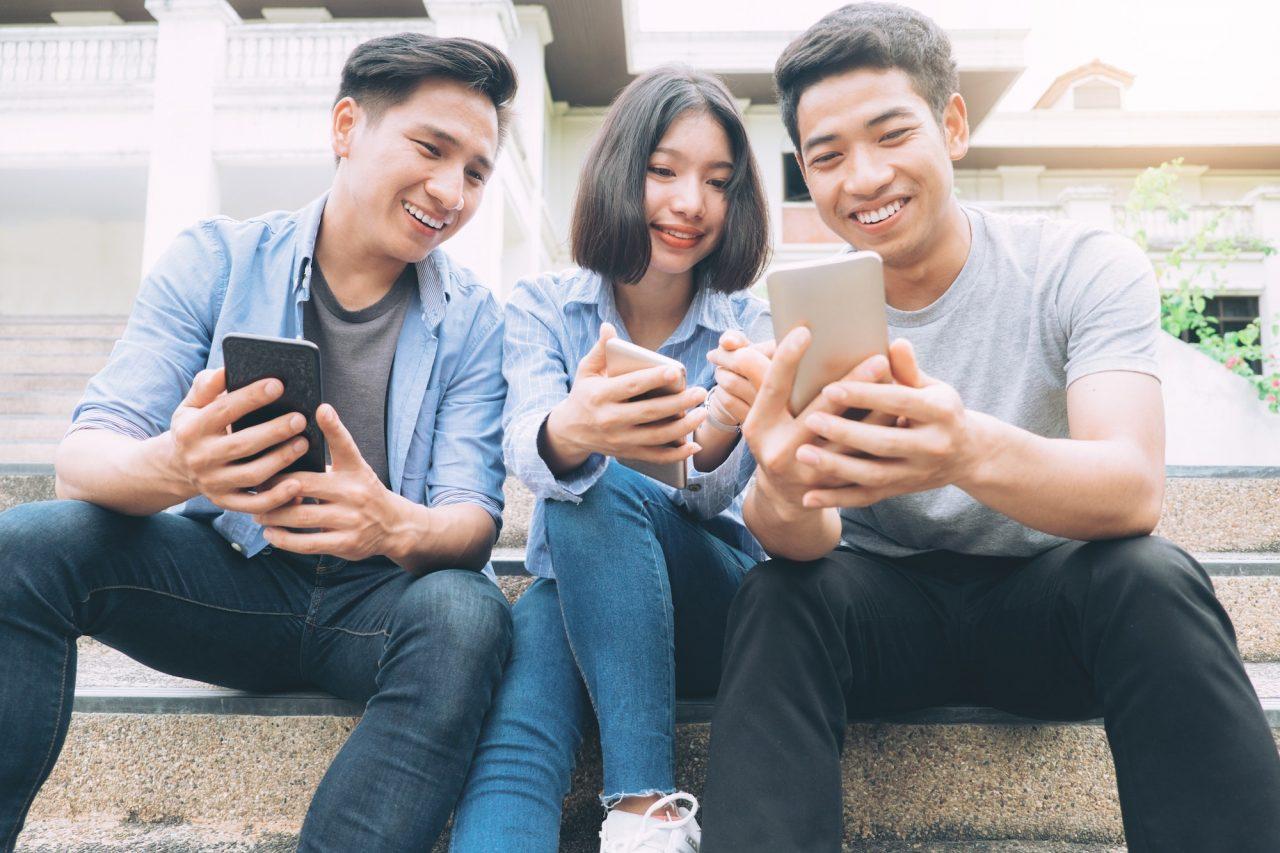 teens-using-mobile-phone-for-social-media.jpg